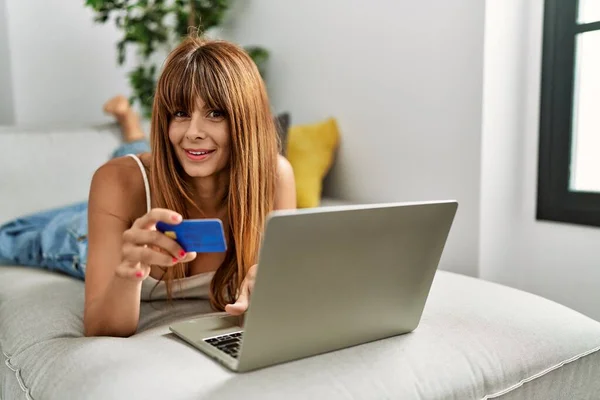 Jonge Spaanse Vrouw Lacht Zelfverzekerd Met Laptop Creditcard Thuis — Stockfoto