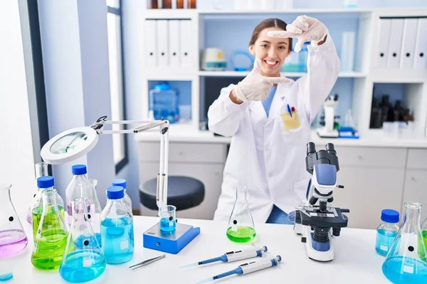 Laboratuvarda Çalışan Esmer Bir Kadın Gülümsüyor Mutlu Yüzlü Eller Parmaklarla — Stok fotoğraf