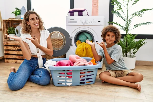 Kirli Çamaşırları Çamaşır Makinesine Koyan Genç Kadın Oğul Kameraya Hayret — Stok fotoğraf