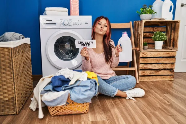 Mulher Caucasiana Jovem Fazendo Lavanderia Segurando Crueldade Garrafa Detergente Livre — Fotografia de Stock