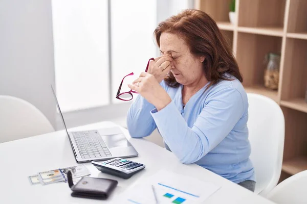 Senior Woman Stressed Using Laptop Home — Fotografia de Stock