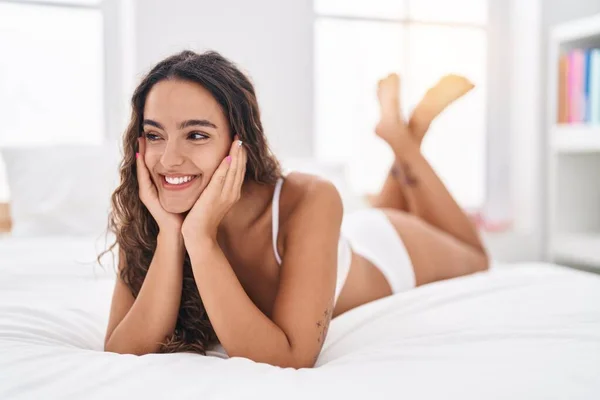 아름다운 스페인 여자가 란제리를 침실에 — 스톡 사진