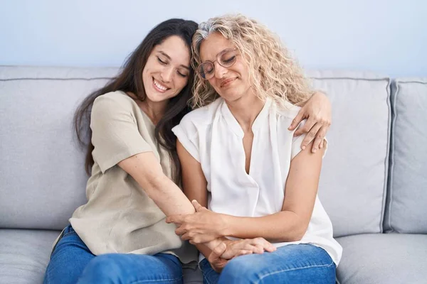 Two Women Mother Daughter Hugging Each Other Home — Stockfoto