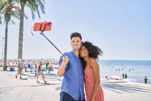 남녀가 껴안고 해변에서 스마트폰으로 셀카를 만들고 — 스톡 사진