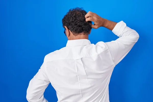 Middle Age Hispanic Man Standing Blue Background Backwards Thinking Doubt —  Fotos de Stock