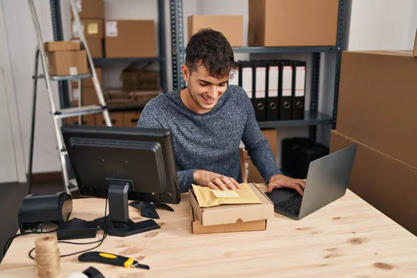 Fiatal Spanyol Férfi Kereskedelmi Üzletember Használja Laptop Gazdaság Csomagok Irodában — Stock Fotó