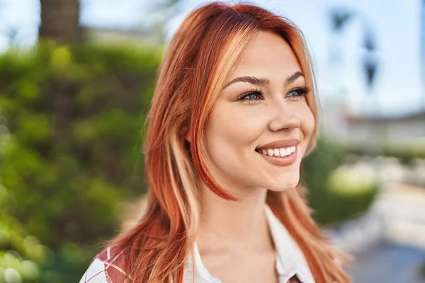 Young Caucasian Woman Smiling Confident Looking Side Park — Stock Photo, Image