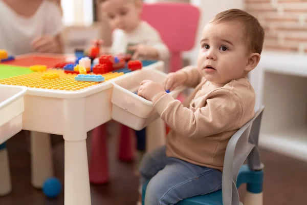 Dos Niños Adorables Jugando Con Bloques Construcción Sentados Mesa Jardín —  Fotos de Stock