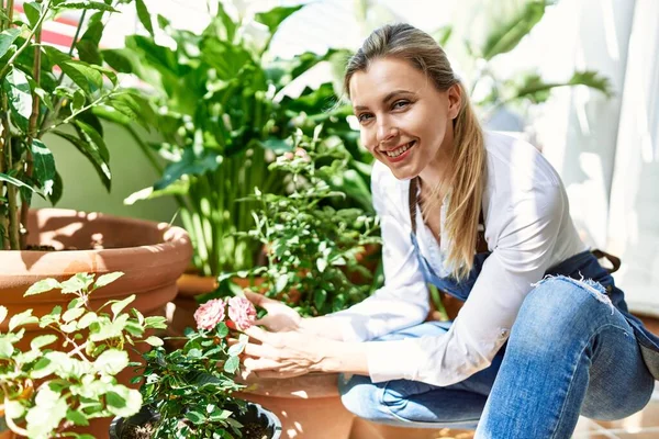 Junge Blonde Frau Lächelt Glücklich Bei Der Arbeit Heimischen Terrassengarten — Stockfoto