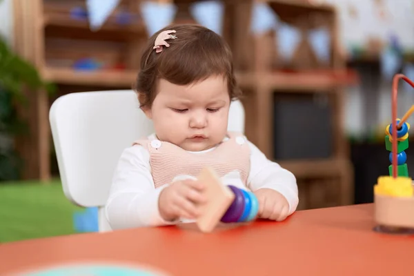 스러운 아기가 식탁에 유치원에서 — 스톡 사진