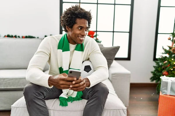Junger Afrikanisch Amerikanischer Hooligan Mit Smartphone Unterstützt Fußballmannschaft Sitzt Hause — Stockfoto