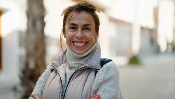 Mulher Hispânica Meia Idade Sorrindo Confiante Com Braços Cruzados Gesto — Fotografia de Stock