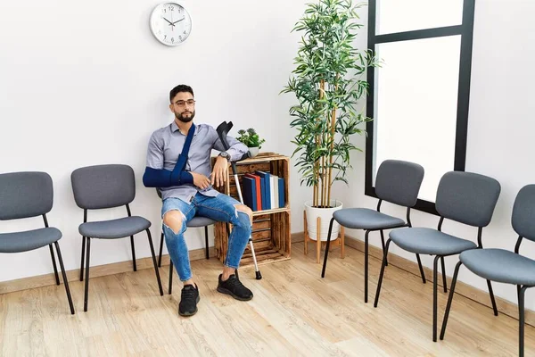 Ung Arab Man Sitter Stol Med Arm Lyftsele Krycka Kliniken — Stockfoto