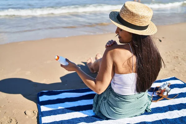 Jovem Hispânica Usando Protetor Solar Sentado Areia Beira Mar — Fotografia de Stock