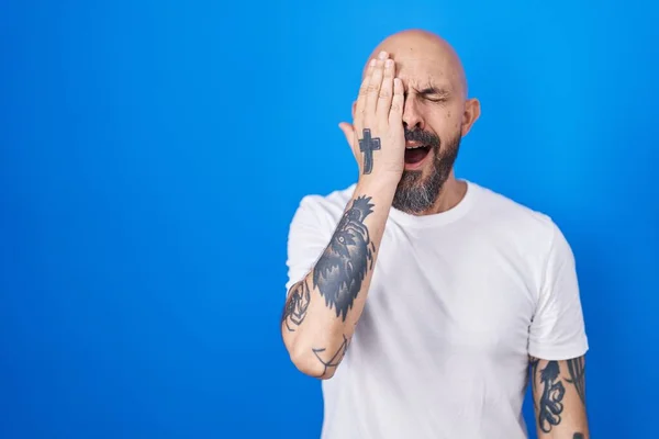 Homem Hispânico Com Tatuagens Sobre Fundo Azul Bocejo Cansado Cobrindo — Fotografia de Stock