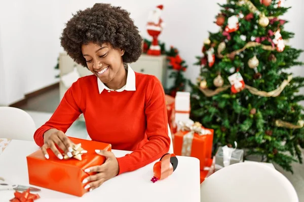 Jong Afrikaans Amerikaans Vrouw Glimlachen Zelfverzekerd Verpakking Kerstcadeau Thuis — Stockfoto