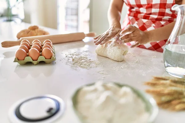 Jovem Bela Mulher Hispânica Amassar Massa Pão Com Mãos Cozinha — Fotografia de Stock