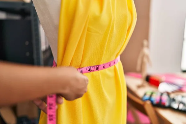 若いですラテン女性ドレスメーカー測定布上のManikinでデザイナースタジオ — ストック写真
