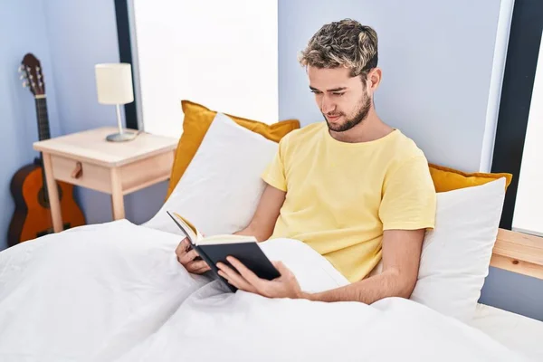 Junger Mann Liest Buch Auf Bett Schlafzimmer — Stockfoto