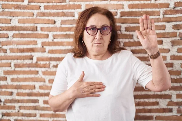 Senior Woman Glasses Standing Bricks Wall Swearing Hand Chest Open — Stock Photo, Image