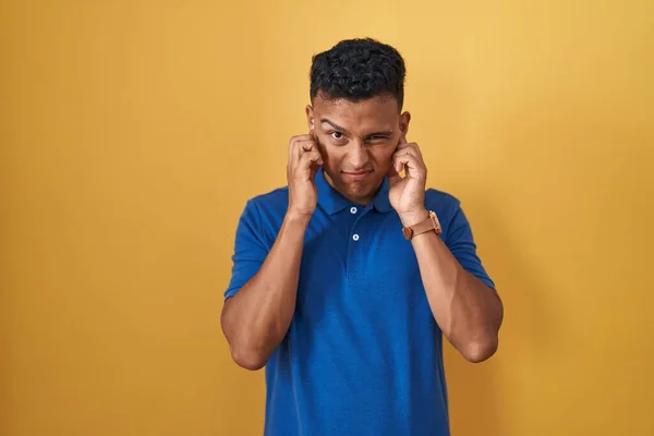 Sarı Arka Planda Dikilen Spanyol Genç Adam Yüksek Sesli Müziğin — Stok fotoğraf
