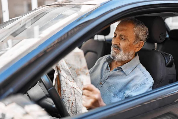 Senior Gråhårig Man Håller Stadskarta Sitter Bilen Gatan — Stockfoto