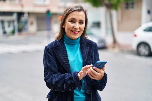 Μεσήλικας Γυναίκα Στέλεχος Των Επιχειρήσεων Χρησιμοποιώντας Smartphone Στο Δρόμο — Φωτογραφία Αρχείου