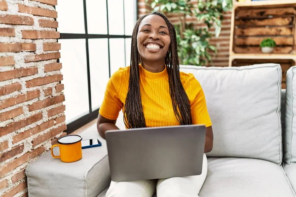 Afričanka Sedí Pohovce Pomocí Notebooku Doma Vypadá Pozitivně Šťastně Stojící — Stock fotografie