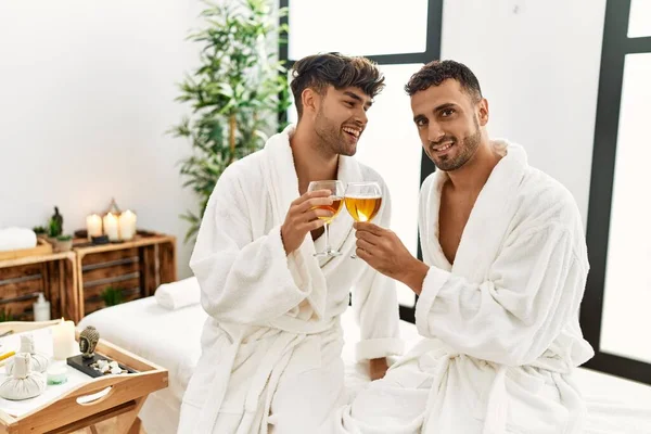 Två Latinamerikanska Män Skålar Med Champagne Sittandes Massagebordet Skönhetscentret — Stockfoto