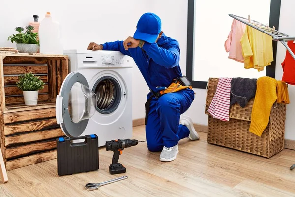 Jovem Técnico Indiano Trabalhando Máquina Lavar Roupa Sorrindo Alegre Jogando — Fotografia de Stock