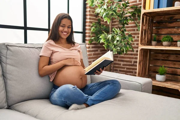 Mujer Latina Joven Embarazada Tocando Libro Lectura Del Vientre Casa — Foto de Stock