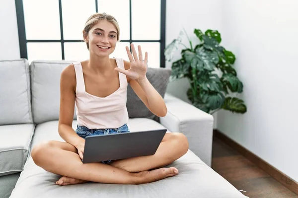 Genç Sarışın Kadın Evinde Dizüstü Bilgisayar Kullanıyor Kanepede Oturuyor Beş — Stok fotoğraf