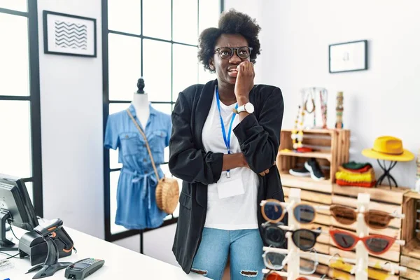Afrikaanse Jonge Vrouw Werkzaam Als Manager Bij Retail Boetiek Kijken — Stockfoto