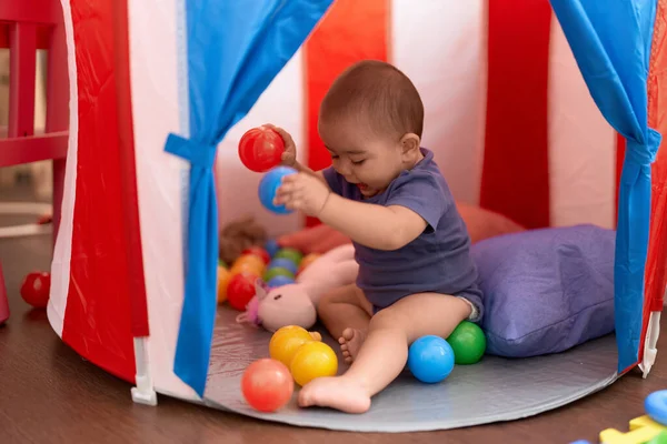 可爱的中国幼儿坐在家里马戏团帐篷里玩球 — 图库照片