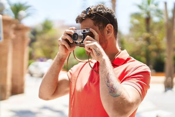 Sokakta Klasik Kamera Kullanan Spanyol Bir Turist — Stok fotoğraf
