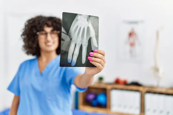 Young Middle East Woman Wearing Physio Therapist Uniform Holding Xray — Stock Photo, Image
