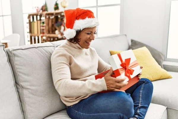 Hispanische Frau Mittleren Alters Entpackt Geschenk Auf Dem Sofa Weihnachtsbaum — Stockfoto