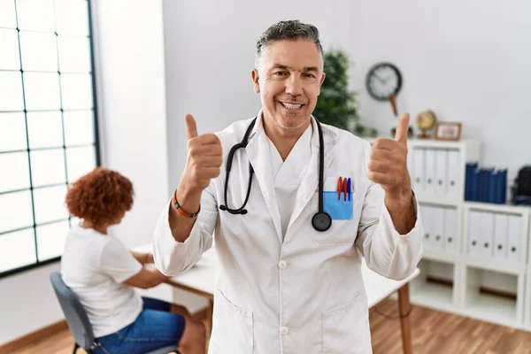 Lekarz Średnim Wieku Klinice Oznaką Sukcesu Pacjenta Robi Pozytywny Gest — Zdjęcie stockowe