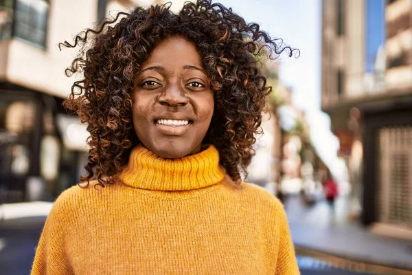 Afričanky Americká Žena Usmívá Sebevědomě Ulici — Stock fotografie