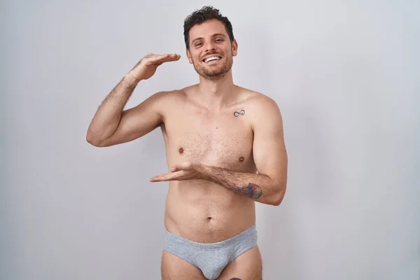 Homem Hispânico Jovem Sem Camisa Vestindo Underware Gestos Com Mãos — Fotografia de Stock