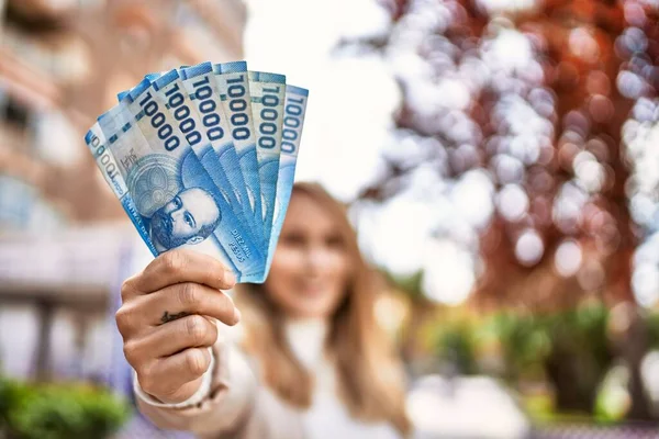 Young Blonde Woman Smiling Confident Holding Chilean Pesos Banknotes Park — Stockfoto