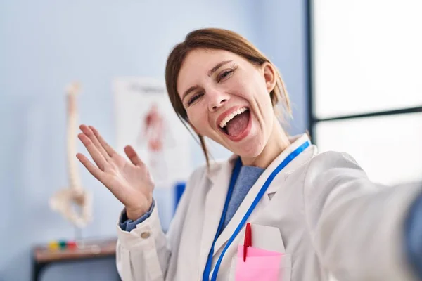 Νεαρή Φυσιοθεραπεύτρια Που Εργάζεται Κλινική Αποκατάστασης Πόνου Γιορτάζει Επίτευγμα Χαρούμενο — Φωτογραφία Αρχείου