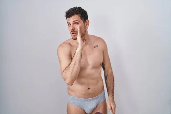 Ung Latinamerikansk Man Står Tröjlös Klädd Underware Hand Mun Berättar — Stockfoto