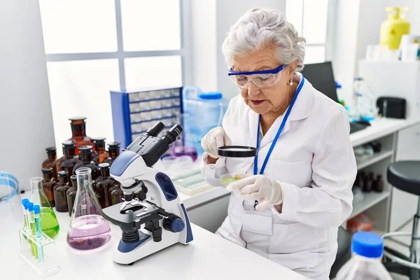 Senior Mulher Cabelos Grisalhos Vestindo Uniforme Cientista Usando Lupa Laboratório — Fotografia de Stock