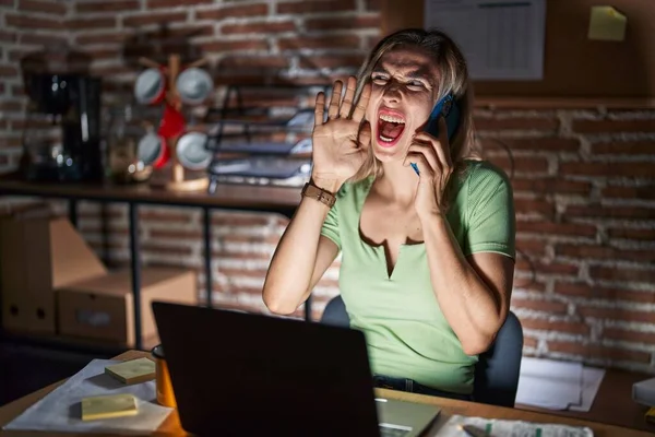 Young Beautiful Woman Working Office Night Speaking Phone Shouting Screaming — Stockfoto