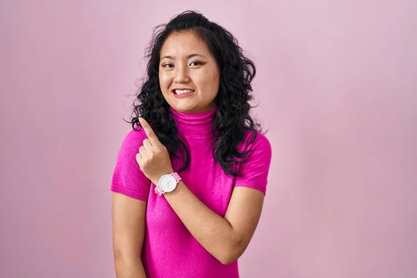 Young Asian Woman Standing Pink Background Pointing Aside Worried Nervous — Stock Photo, Image
