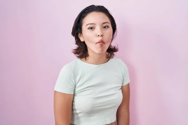 Hispanic Young Woman Standing Pink Background Making Fish Face Lips — Photo
