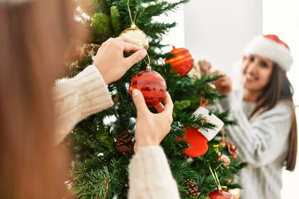 Δύο Γυναίκες Χαμογελώντας Σίγουροι Διακόσμηση Χριστουγεννιάτικο Δέντρο Στο Σπίτι — Φωτογραφία Αρχείου