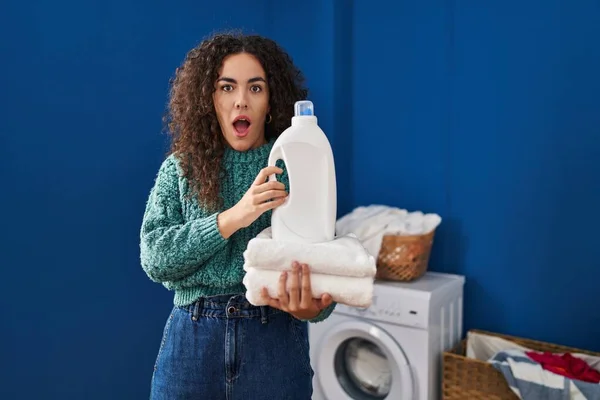Ung Latinamerikansk Kvinna Håller Tvätt Och Tvättmedel Flaska Rädd Och — Stockfoto