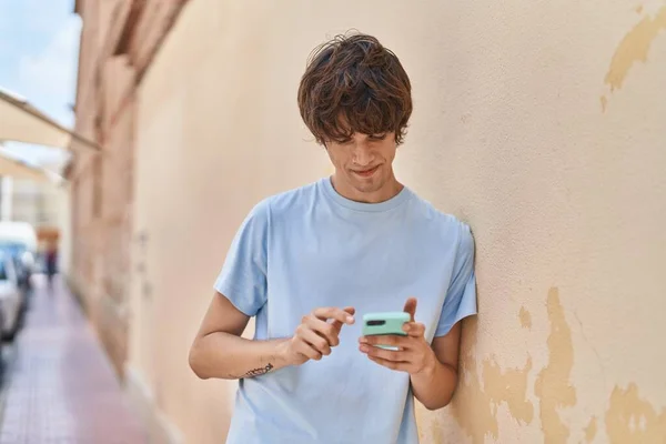 Giovane Uomo Biondo Utilizzando Smartphone Con Espressione Seria Strada — Foto Stock